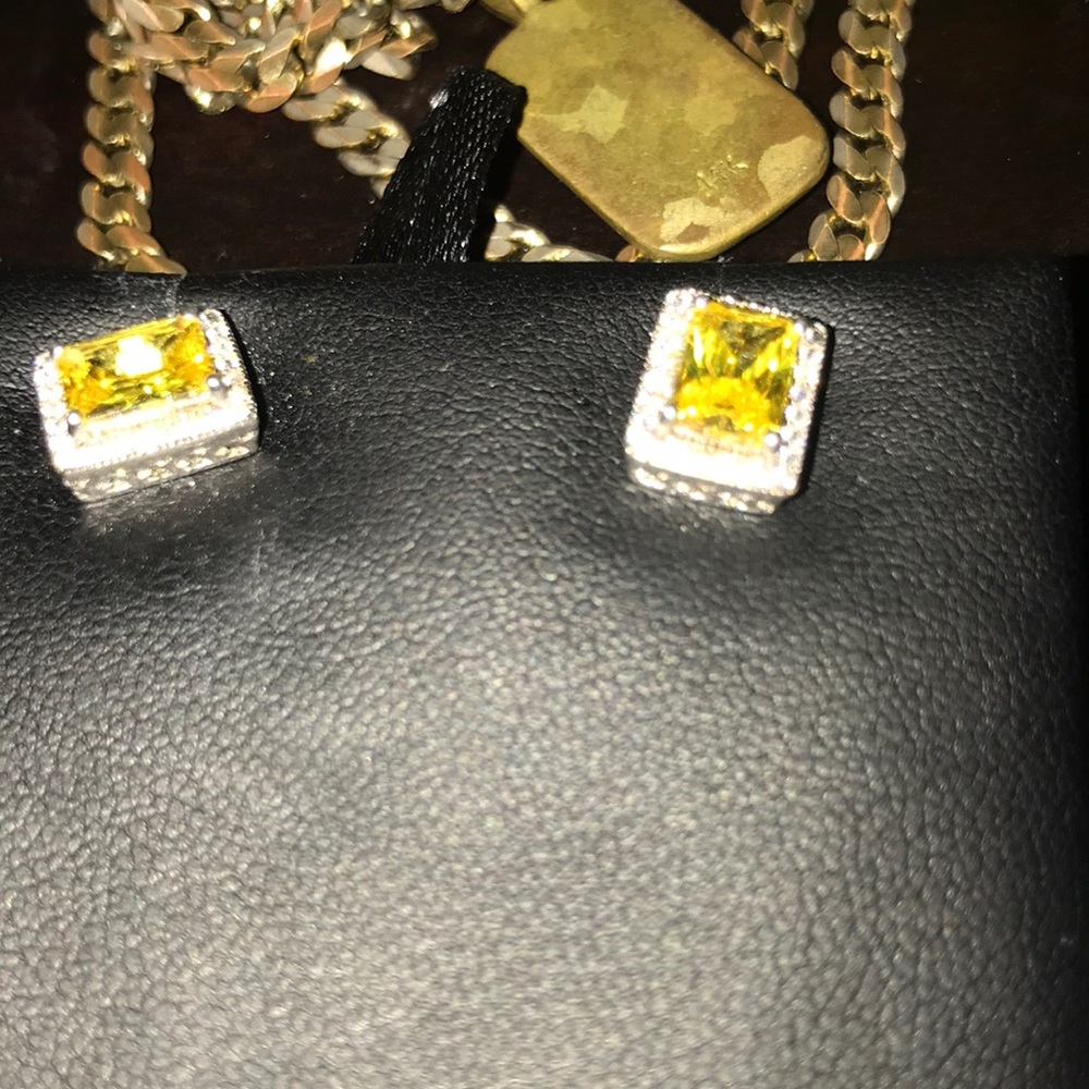 2500$ yellow diamond earrings